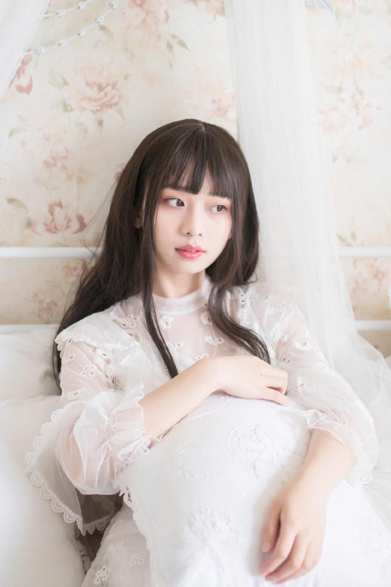 一个像洋娃娃的白裙少女