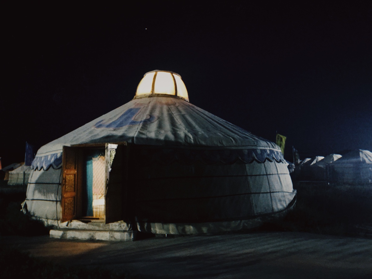 夜晚蒙古包