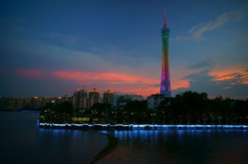 夜幕中的广州塔.JPG