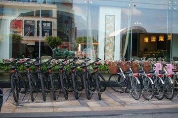 酒店门外的自行车.JPG
