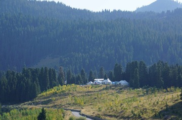 天山上哈萨克的居住地.JPG