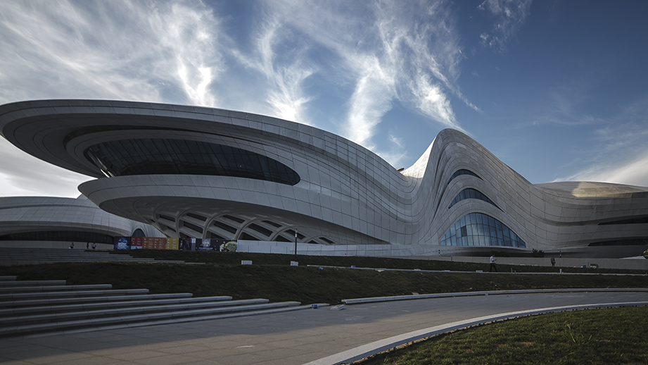 夜幕降临的湖南大剧院