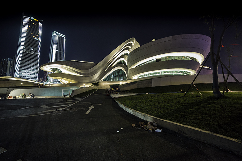 夜幕降临的湖南大剧院