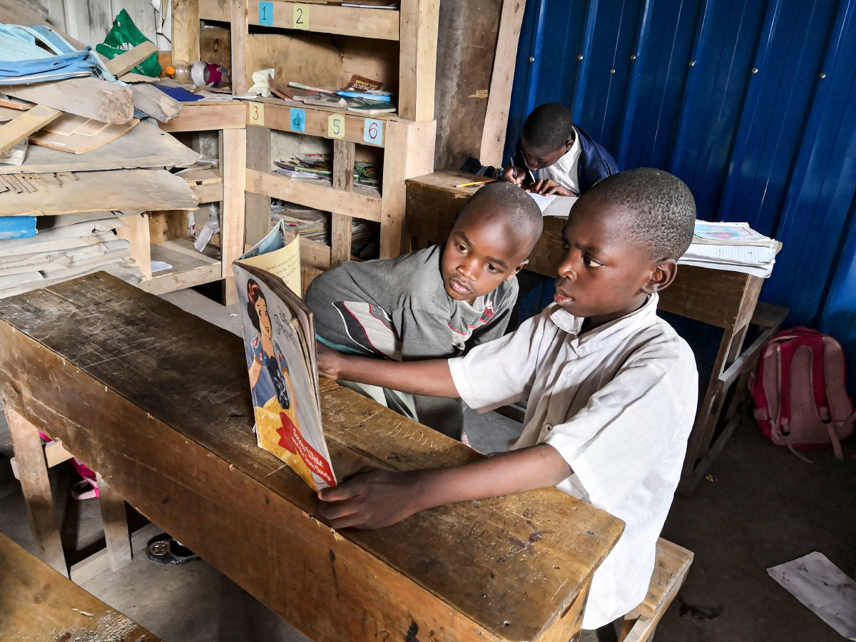 肯尼亚孤儿院的孩子少年不识愁滋味简陋艰苦的学习环境和志愿者捐赠的