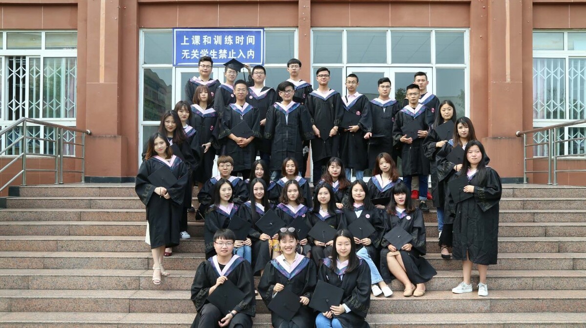 吴江职业高中可以收外地学生吗,高中毕业生可报考外地大学吗?