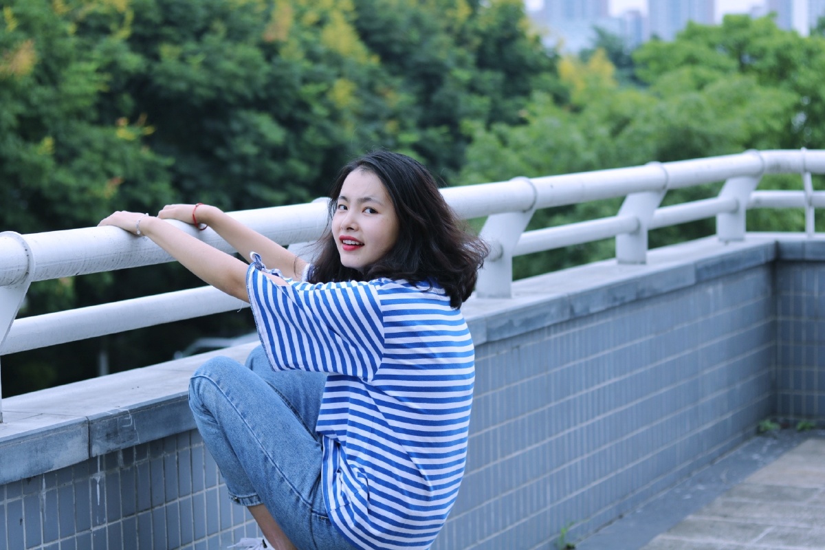 没画眉毛的小姐姐给别人拍照的时候也要记得化个美美的妆哦说不一定你