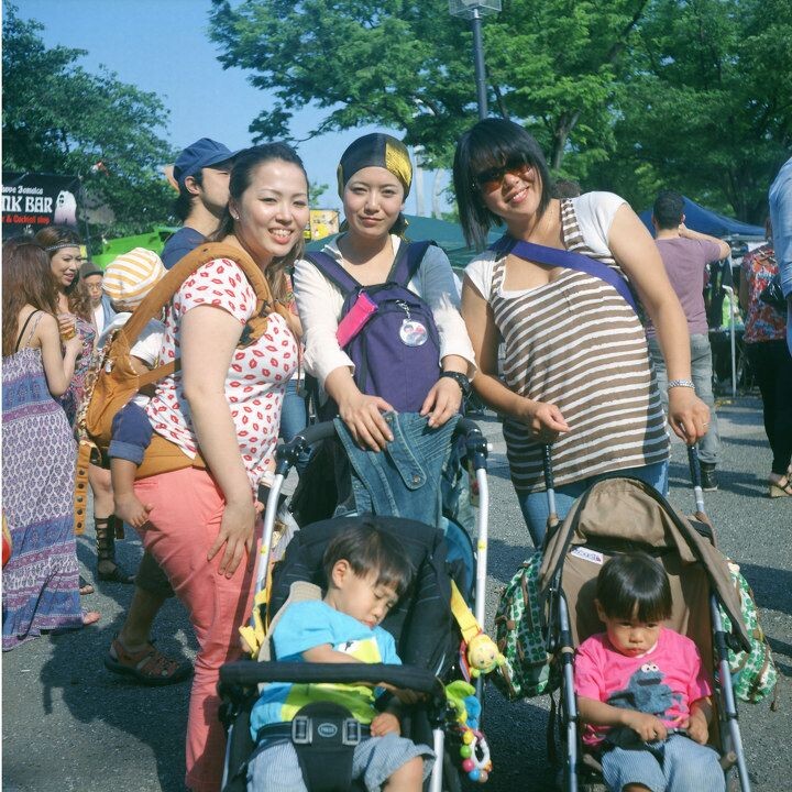 年轻的妈妈们<br />
摄于东京代代木公园，妈妈们很热情，爽快的答应我用自己的相机给她们拍照