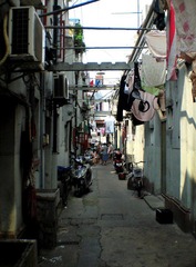 新康里天天小心“跨下”过.JPG