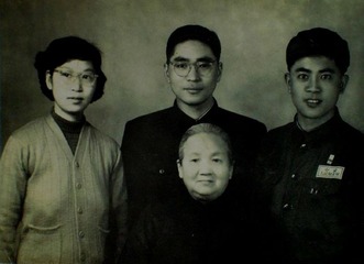 军装上别着一枚苏联工业展览的徽章,叔父特别英俊。.JPG
