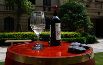 18.与楼盘品位相匹配的，园内红酒摆饰，令人迷醉.JPG