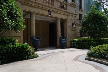 20.楼前景致.JPG