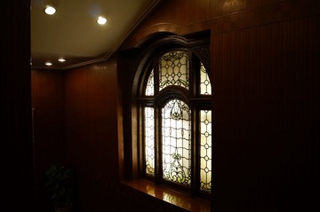 25.楼梯间古典大窗.JPG