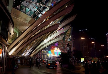 5.夜色中人来车往.JPG
