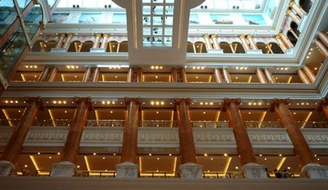 5.中央大厅的透明天桥.JPG