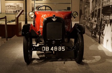 32.环球港博物馆：1922年出厂的，英国奥斯汀7型，穿越时光遂道，向我驶来.JPG