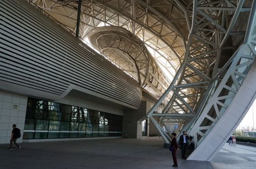 8.圈起的钢结构“巨浪”