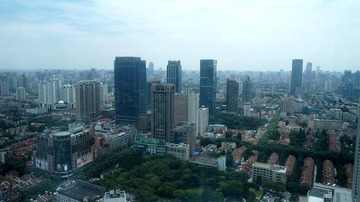 12在建筑包围中的小小延中绿地