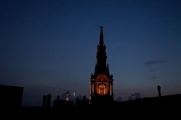 32窗外布市的夜空