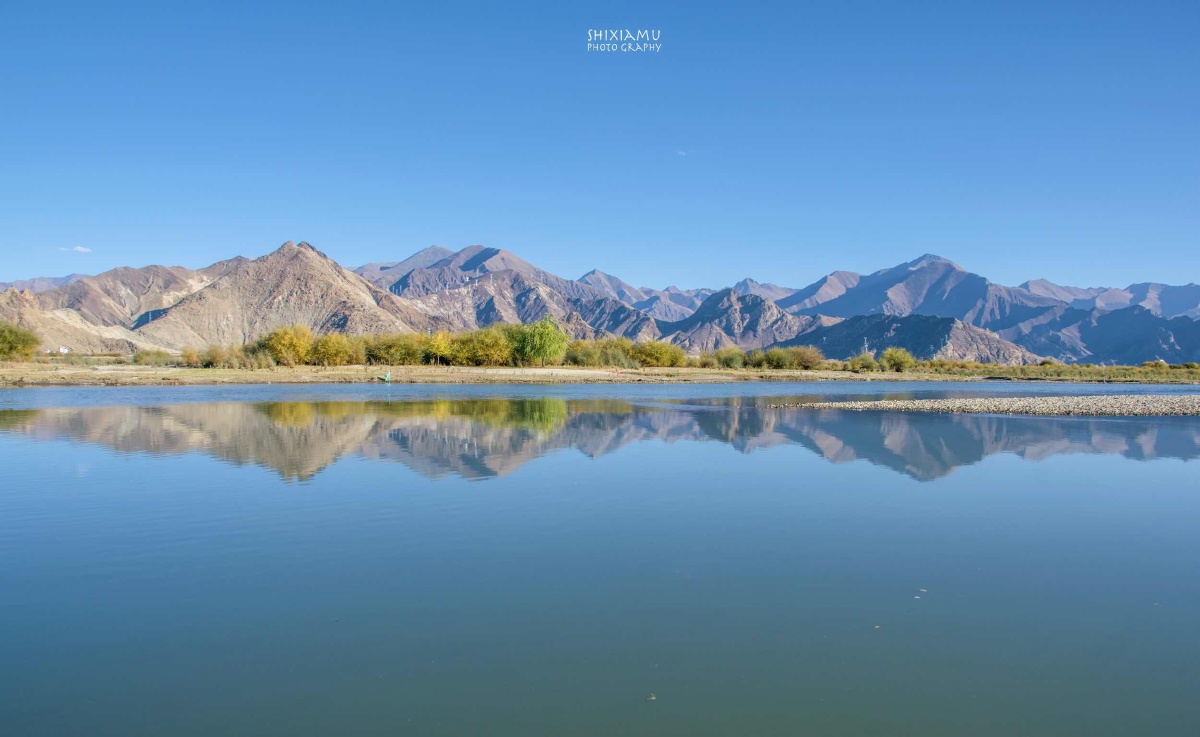 平静的水面上浮现出现实的美景.