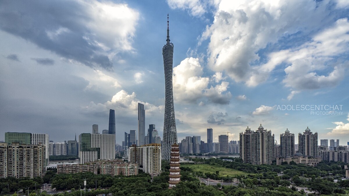 古今双塔，两两相望<br />
一场历史古建与现代建筑的对峙