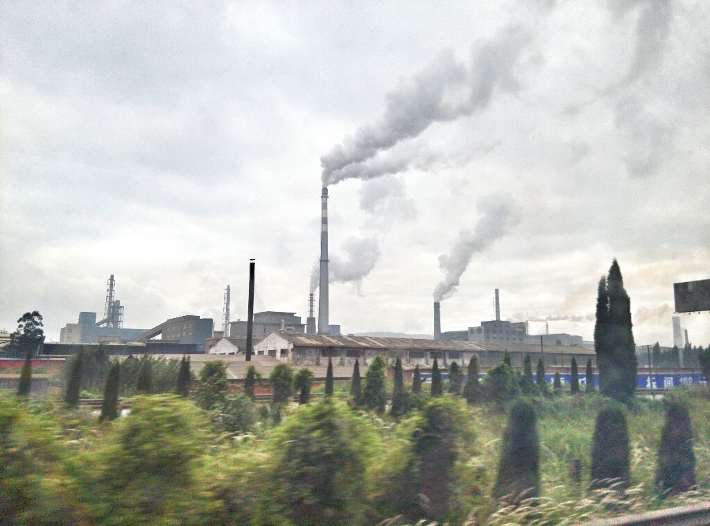 在旅游大巴上路过喷着黑烟的天空,与蓝天白云形成明显的对比<br />
后期软件:Snapseed