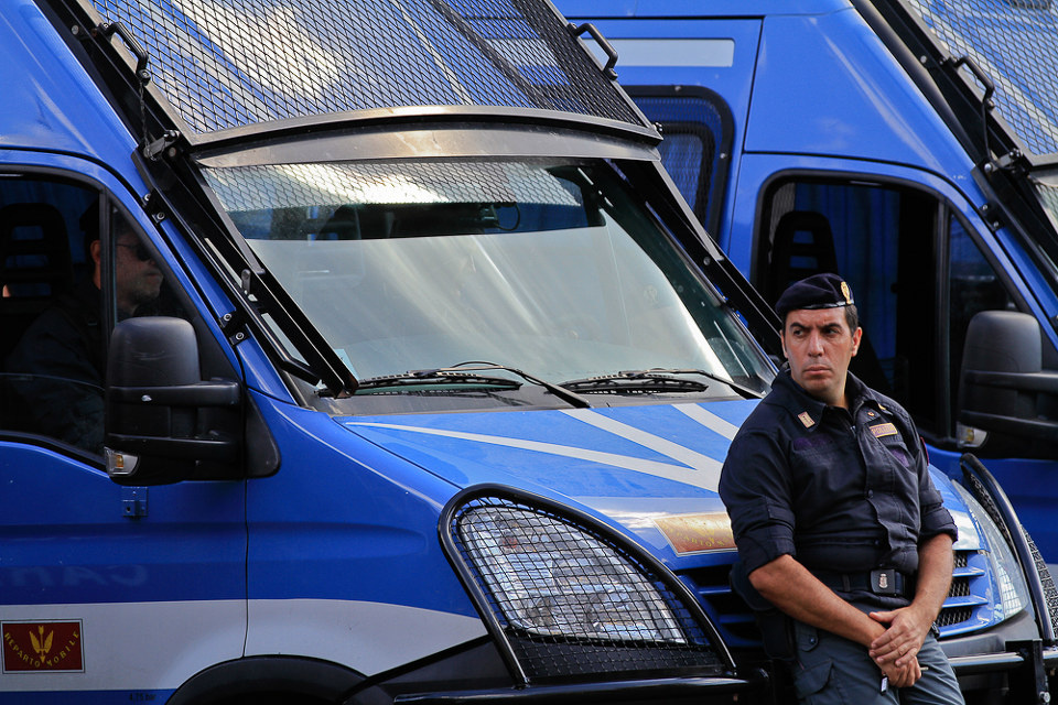 意大利特警 br /> 那不勒斯市政厅有活动.广场上布满了警车和特警.