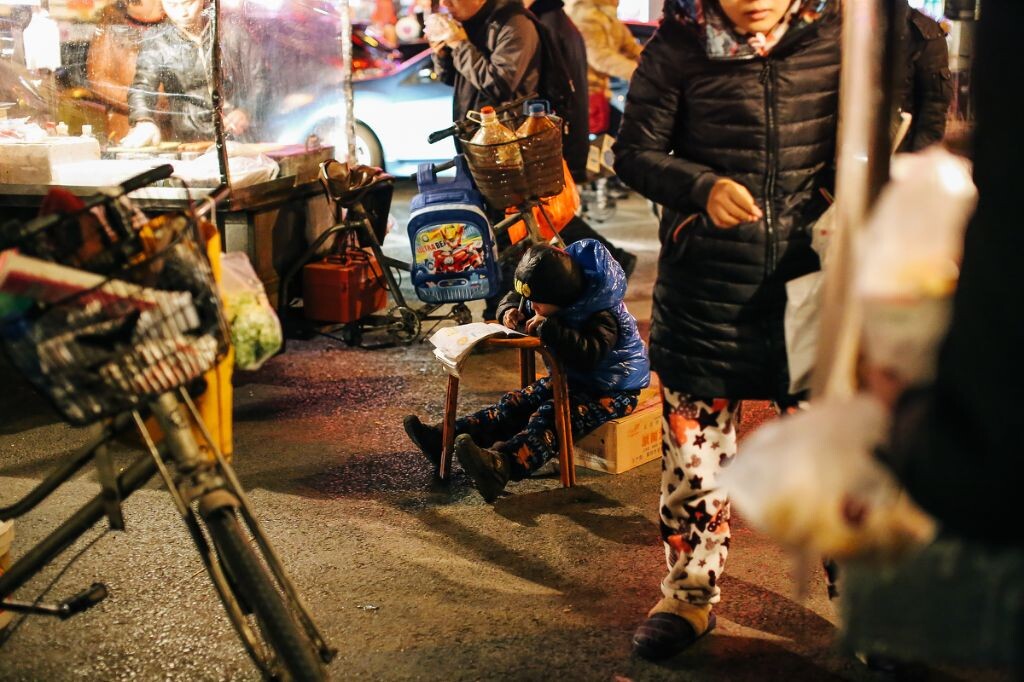 ”妈妈在一旁摊煎饼“