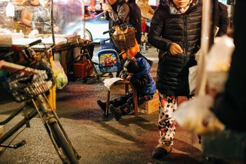 ”妈妈在一旁摊煎饼“