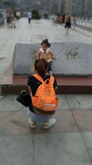 别害羞抬头看妈妈这