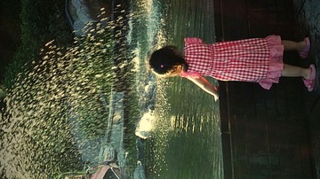 看喷泉的女孩