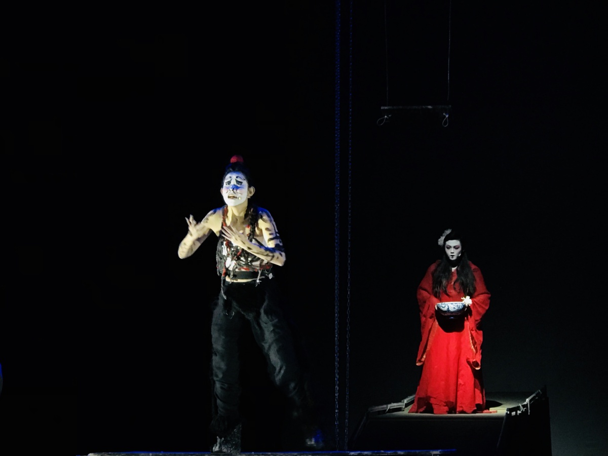 剧场光线比较复杂,整体将光拉低.表现舞台效果.