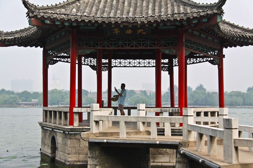 济南印象<br />
大明湖九曲亭。一位戏迷在引吭高歌！歌者专注的神情叫人难忘！