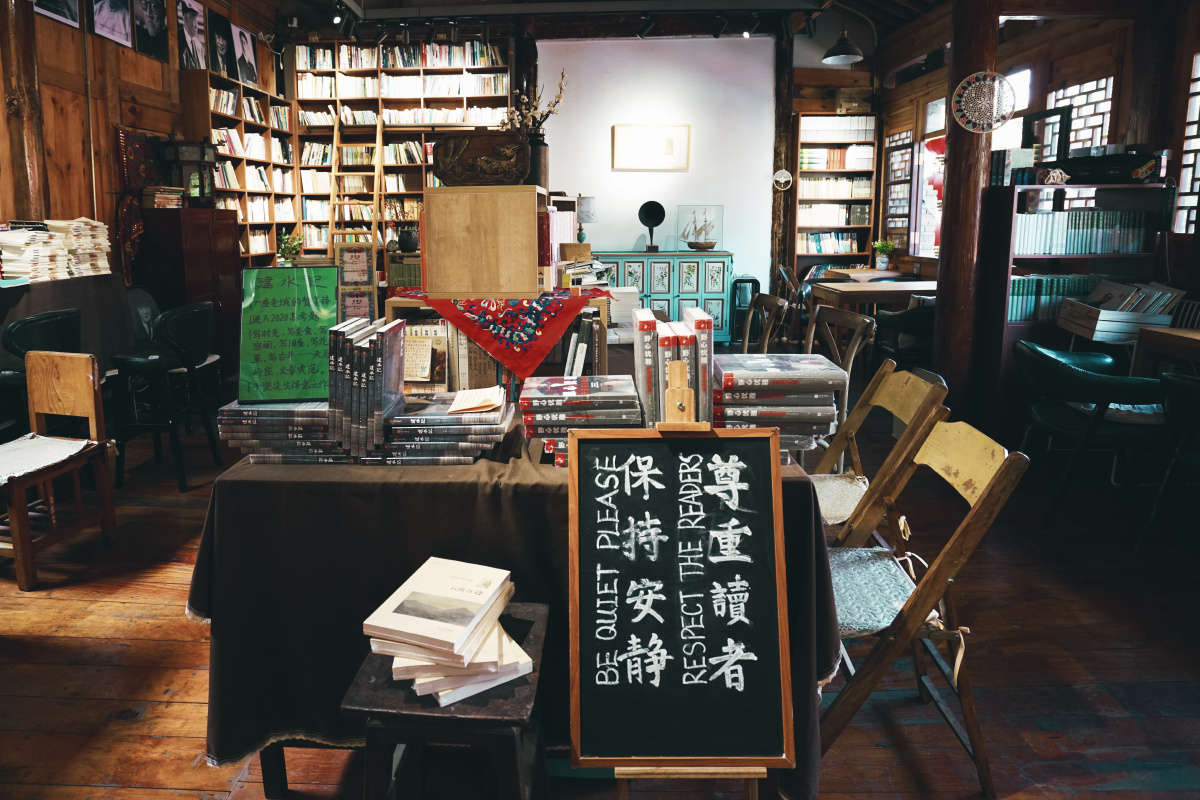 昆明市东方书店镶嵌在老街巷口中历史悠久充满韵味门头似是于坚先生题