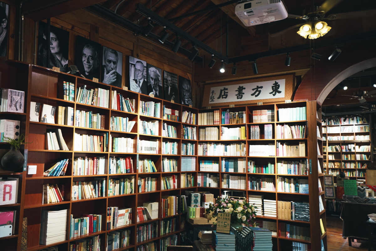 昆明市东方书店镶嵌在老街巷口中历史悠久充满韵味门头似是于坚先生题