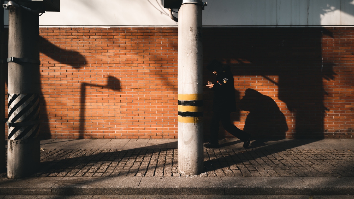 街头光影午后的街边光影的魅力永远是街头摄影的经典主题之一