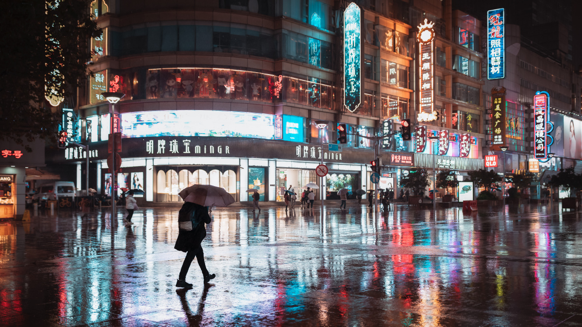 雨夜南京路雨夜有人步履匆匆有人独自守侯