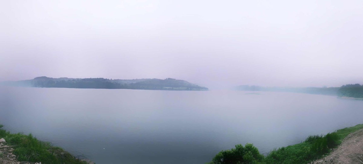 烟雨蒙蒙中,看到家乡水库及远处群山在蒙蒙细雨中,给人一种仙境