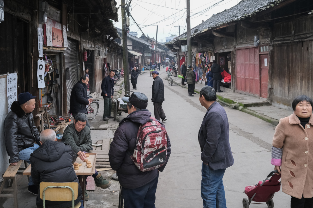 1000多年前,夹江县以西,青衣江畔出现了一个古镇,镇内商铺林立,码头樯