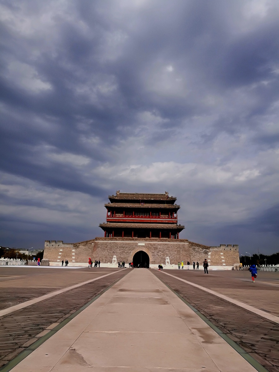 图为北京南城永定门,原门毁于一旦,现在看到的城门为近年重建.