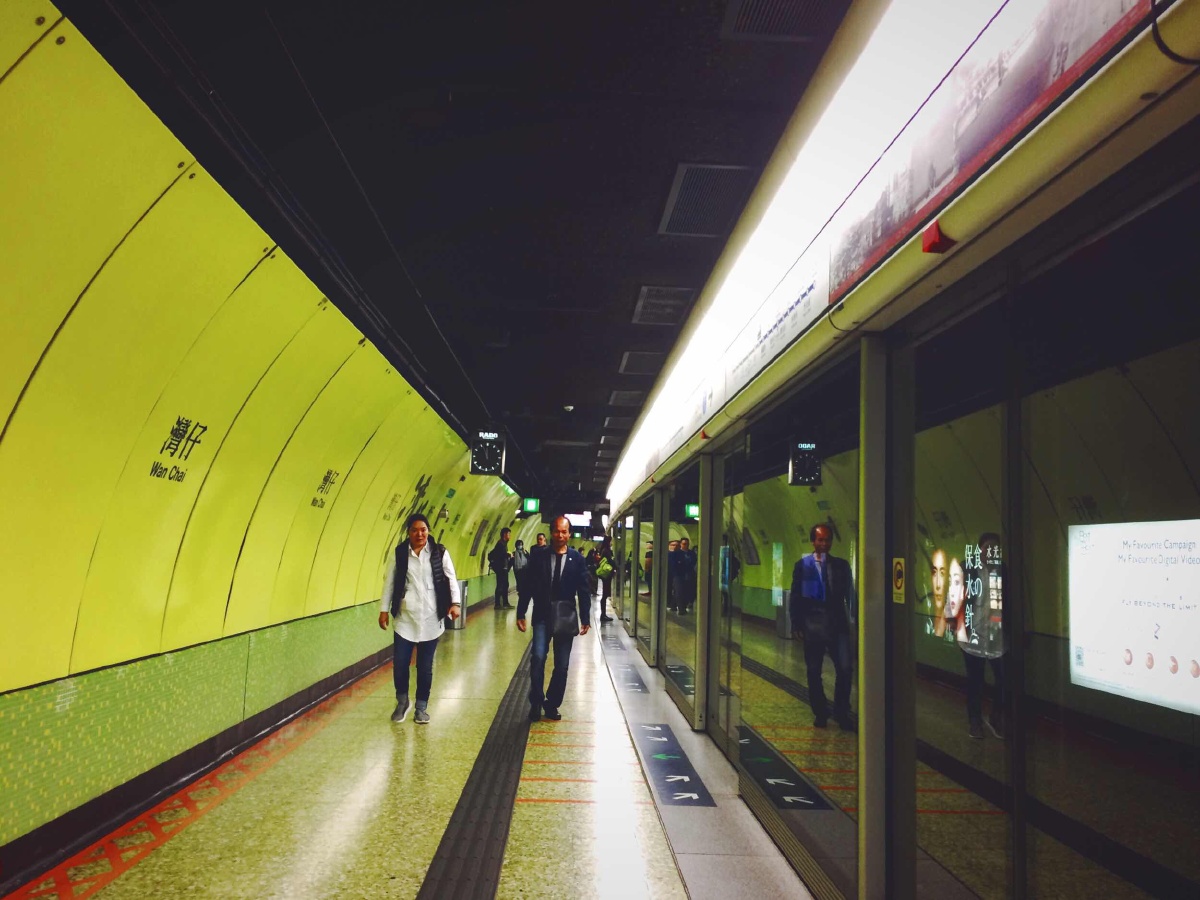 香港. 彩虹色的地铁站