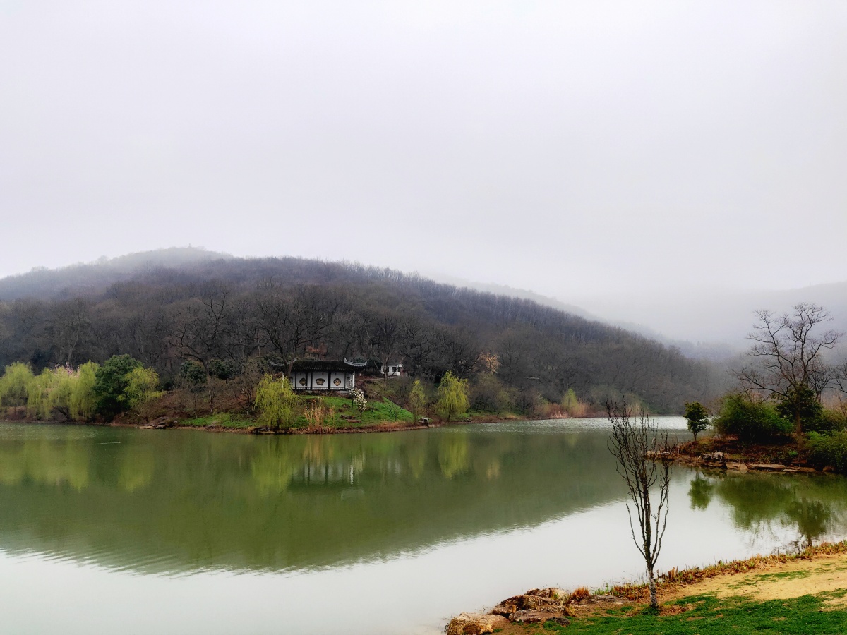 城市山林烟雨江南镇江南山春色美如画