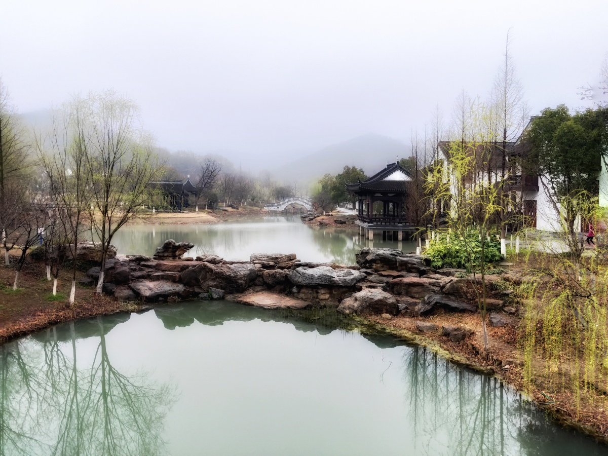 城市山林烟雨江南镇江南山春色美如画