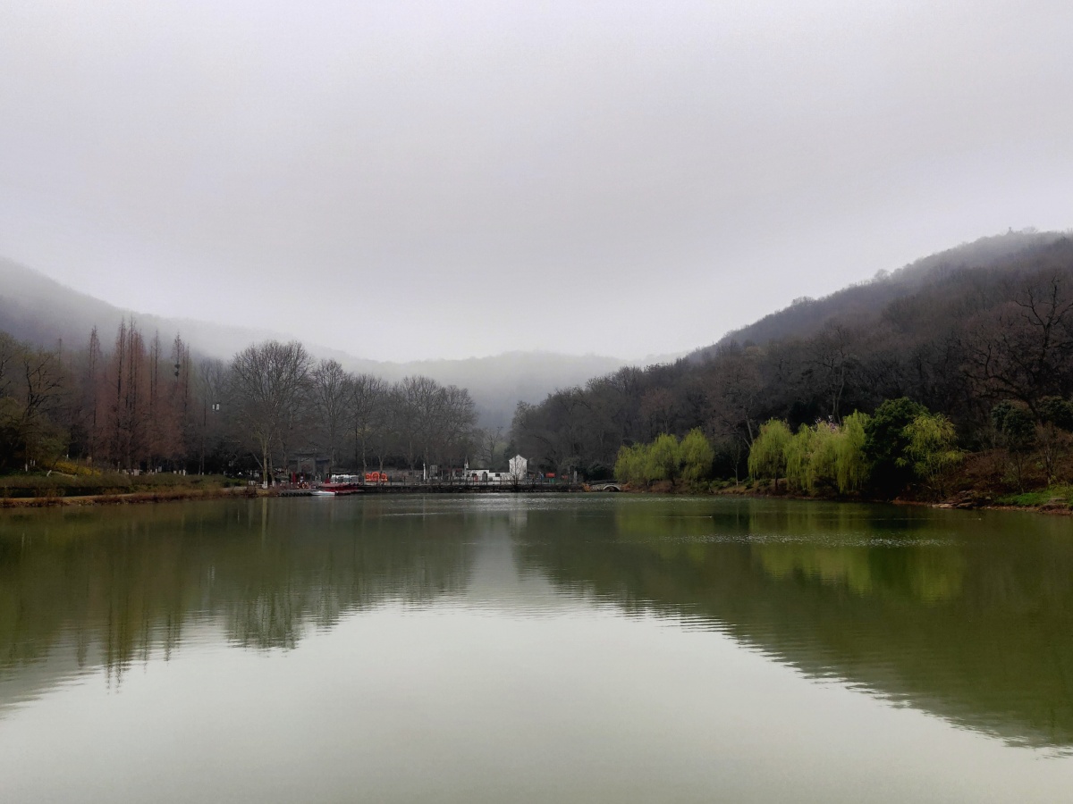 城市山林烟雨江南镇江南山春色美如画