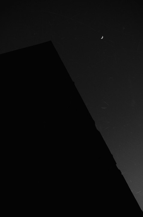 没细节,两团黑,一点光