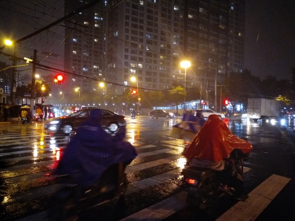 下雨天的红绿灯