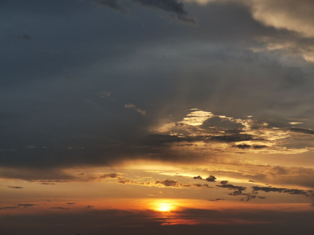 想是天光撞破了云朵才换来夕阳倾落