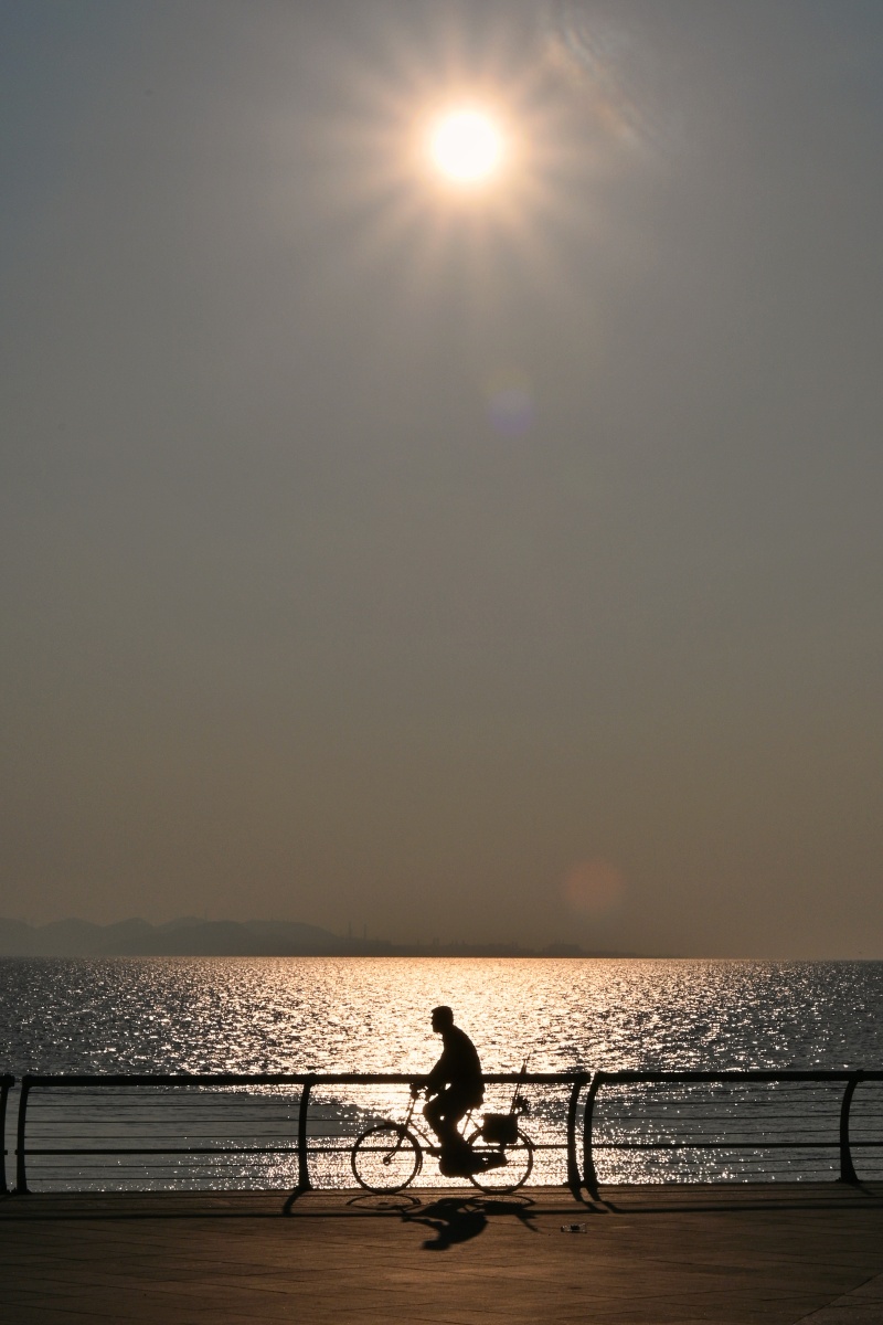 日出后开始运动的人们阳光下充满朝气