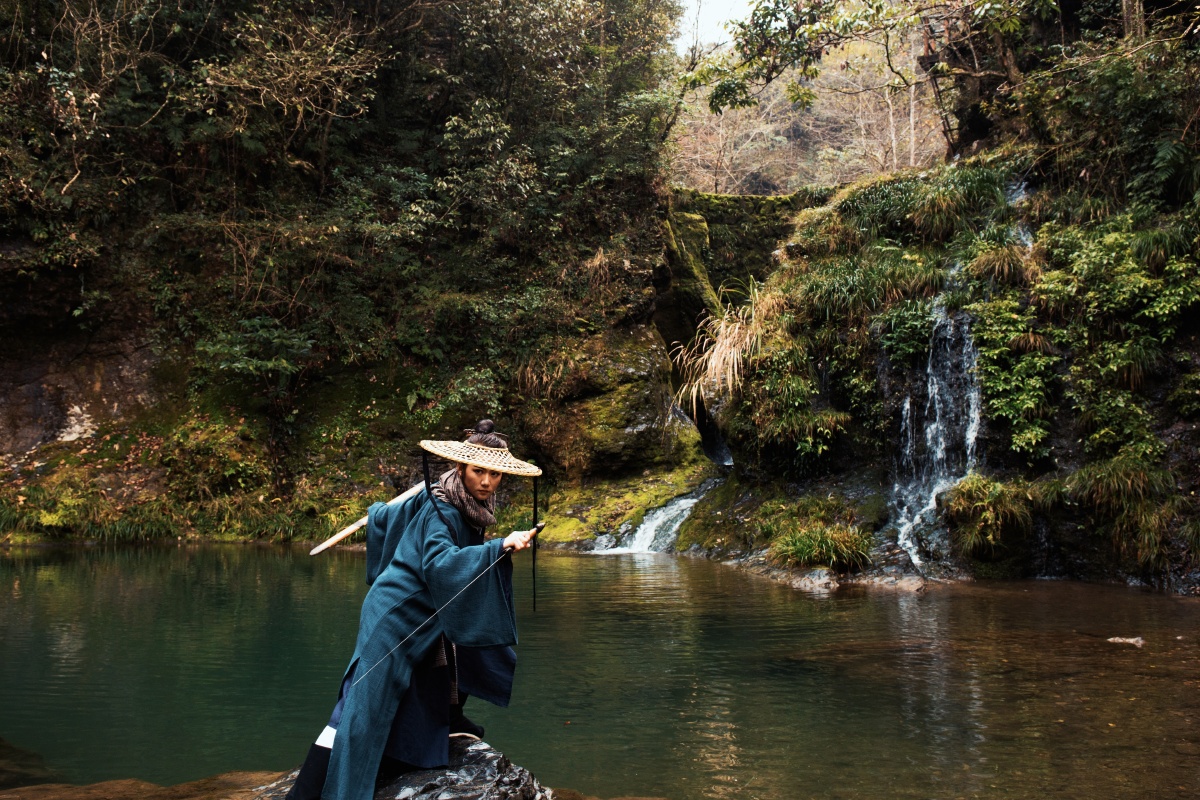 抽刀断水水更流举杯消愁愁更愁