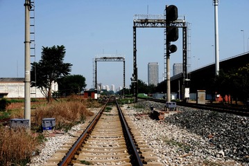 607300