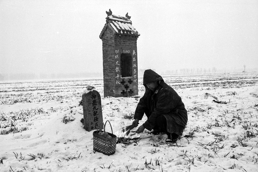乡愁是一方矮矮的坟墓,我在外头母亲在里头."爹,妈,回家过年了".